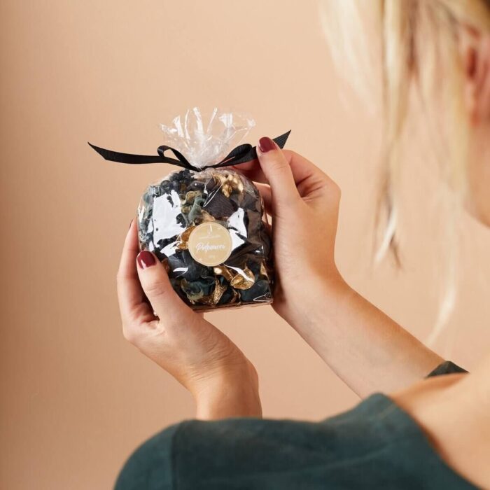 Beutel mit schwarz-goldenem Potpourri und lesbarem Aufdruck Potpourri