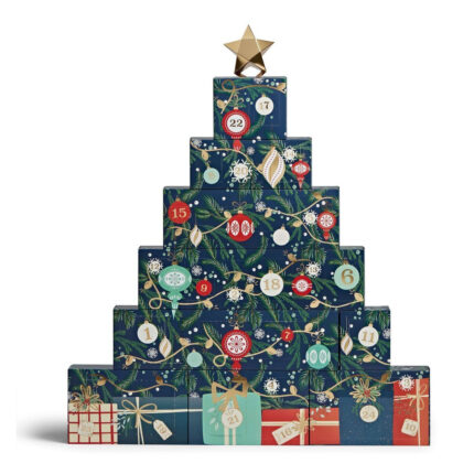 Adventskalender-Turm mit weihnachtlichem Tannenzweig-Muster und nummerierten Türchen