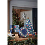 Adventskalender-Turm und Yankee-Candle-Verpackung neben weihnachtlicher Dekoration