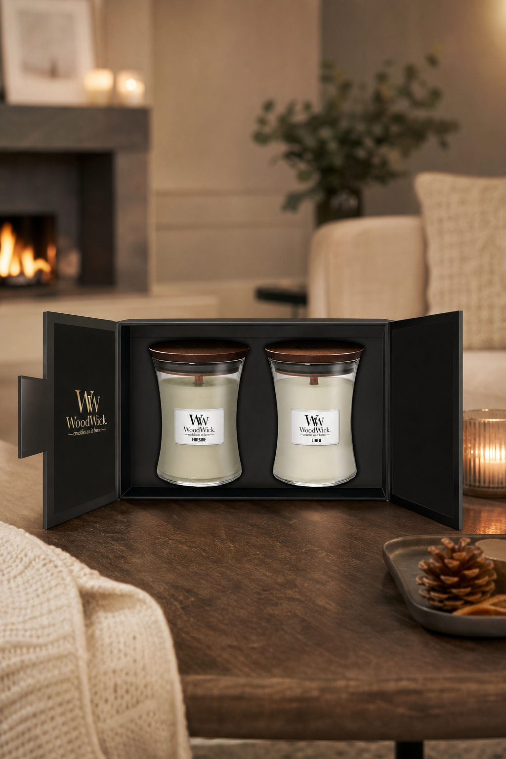 WoodWick Geschenkset mit zwei Kerzen auf einem Wohnzimmertisch