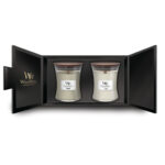 Geöffnetes schwarzes Geschenkset mit zwei beschrifteten WoodWick Kerzen