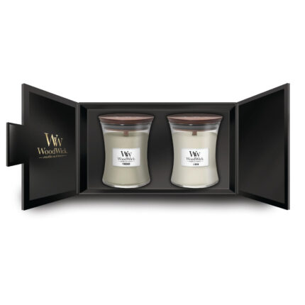 Geöffnetes schwarzes Geschenkset mit zwei beschrifteten WoodWick Kerzen