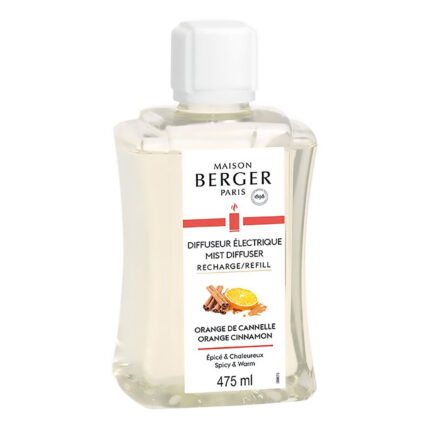 Maison Berger Nachfüller Orange Cinnamon steht auf einem Holztisch neben Duftdekoration
