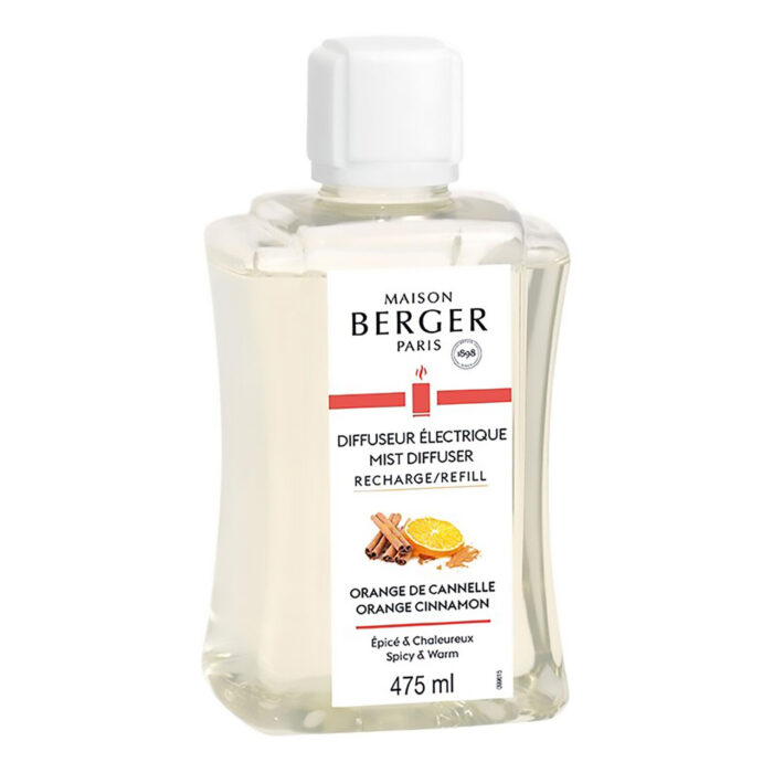 Maison Berger Nachfüller Orange Cinnamon steht auf einem Holztisch neben Duftdekoration