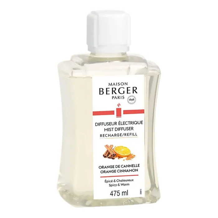 Maison Berger Nachfüller Orange Cinnamon steht auf einem Holztisch neben Duftdekoration