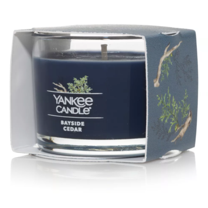 Frontansicht der Yankee Candle Bayside Cedar Kerze in Glasbehälter