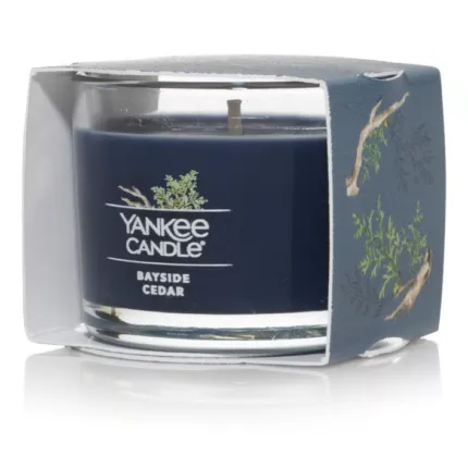 Frontansicht der Yankee Candle Bayside Cedar Kerze in Glasbehälter