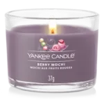 Berry Mochi Duftkerze von Yankee Candle im Glas mit brennender Flamme