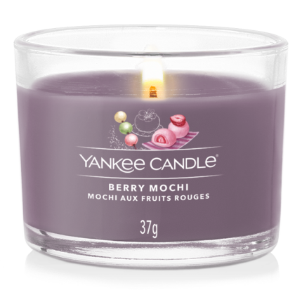 Berry Mochi Duftkerze von Yankee Candle im Glas mit brennender Flamme