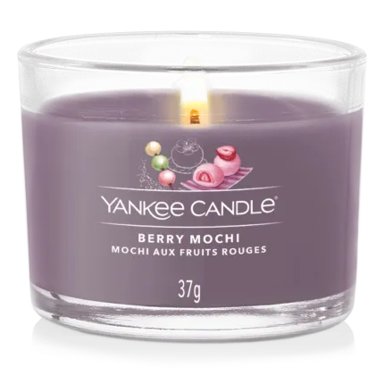 Berry Mochi Duftkerze von Yankee Candle im Glas mit brennender Flamme