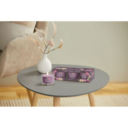 Brennende Berry Mochi Glasvotivkerze auf einem Wohnzimmertisch