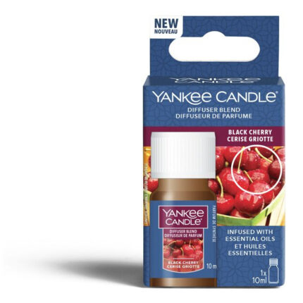 Verpackter Yankee Candle Diffuser Blend Black Cherry vor weißem Hintergrund