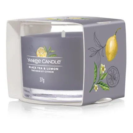 Yankee Candle Kerze in seitlich geöffneter Verpackung mit Zitronenillustrationen