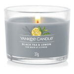 Black Tea & Lemon Kerze mit brennender Flamme im Glas