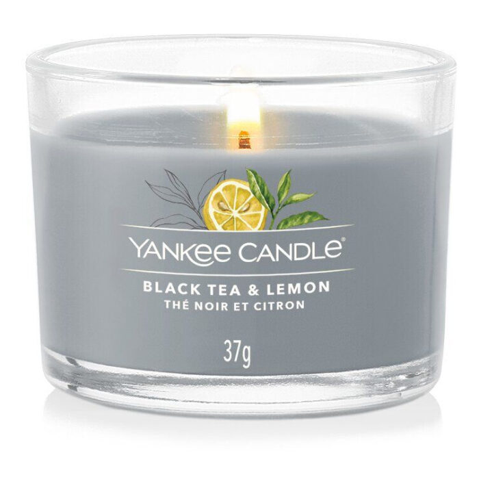 Black Tea & Lemon Kerze mit brennender Flamme im Glas
