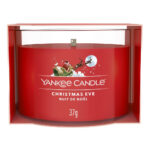 Rote Christmas-Eve-Kerze von Yankee Candle im geöffneten Karton