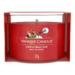 Rote Christmas-Eve-Kerze von Yankee Candle im geöffneten Karton