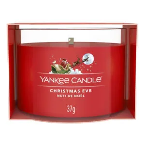 Rote Christmas-Eve-Kerze von Yankee Candle im geöffneten Karton