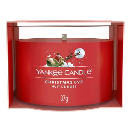 Rote Christmas-Eve-Kerze von Yankee Candle im geöffneten Karton