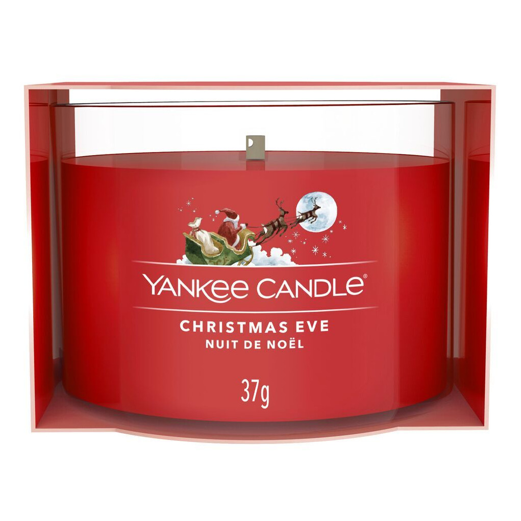 Christmas Eve Duftkerze Rote Christmas-Eve-Kerze von Yankee Candle im geöffneten Karton