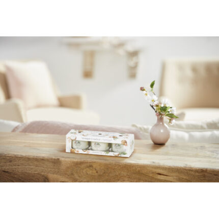Yankee Candle Coconut Beach Verpackung steht auf einem Holztisch