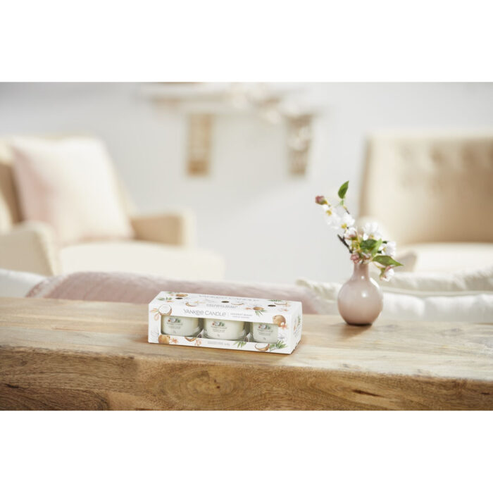 Yankee Candle Coconut Beach Verpackung steht auf einem Holztisch