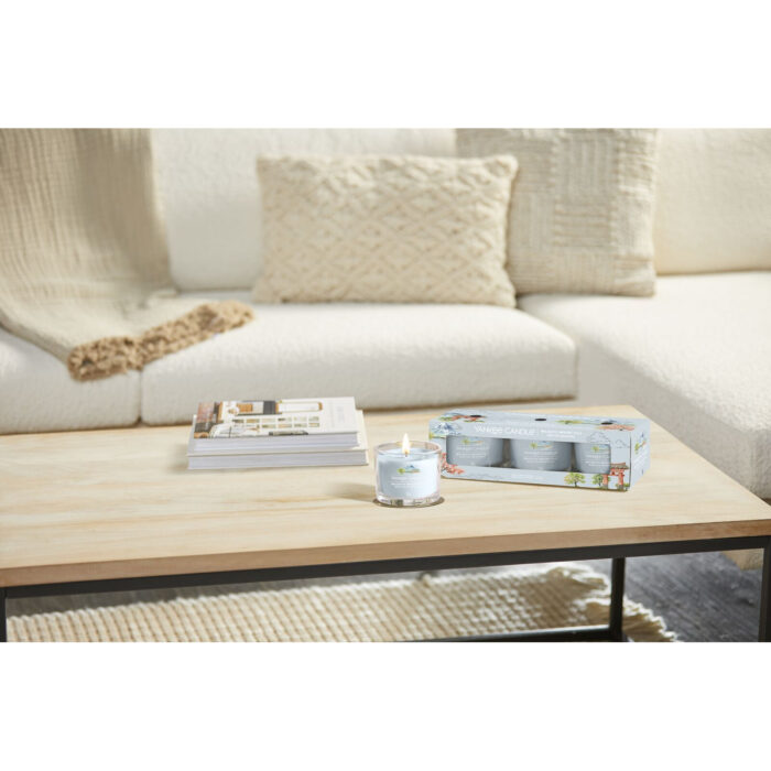 Brennende Glasvotivkerze neben der Yankee Candle Majestic Mount Fuji Verpackung