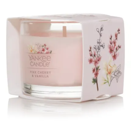 Yankee Candle Votivkerze im Glas neben ihrer bedruckten Verpackung