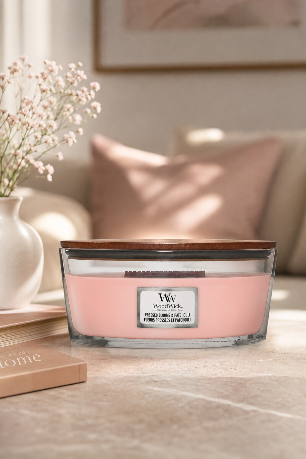 WoodWick Pressed Blooms & Patchouli Kerze auf Tisch in Wohnraumszene
