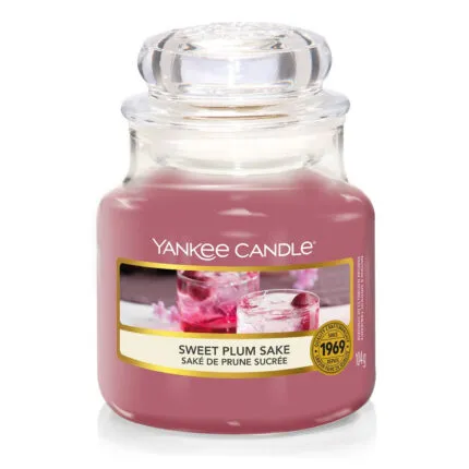 Rosa Yankee Candle Sweet Plum Sake Kerze im Glas mit Deckel