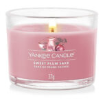 Rosa Yankee Candle Sweet Plum Sake Kerze im Glas mit sichtbarem Docht