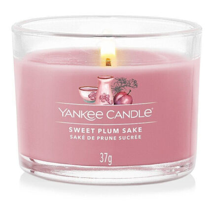 Rosa Yankee Candle Sweet Plum Sake Kerze im Glas mit sichtbarem Docht