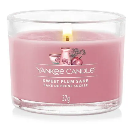 Rosa Yankee Candle Sweet Plum Sake Kerze im Glas mit sichtbarem Docht