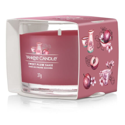 Yankee Candle Sweet Plum Sake Kerze in geöffneter rosa Verpackung