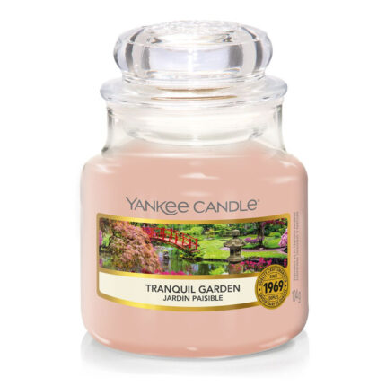 Tranquil Garden Duftkerze im Glas mit sichtbarem Etikett