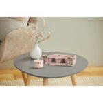 Brennende Yankee Candle Tranquil Garden Glasvotivkerze neben der Verpackung