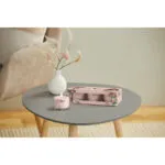 Brennende Yankee Candle Tranquil Garden Glasvotivkerze neben der Verpackung