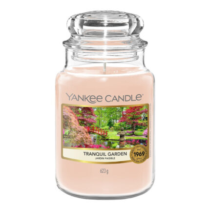 Nahaufnahme der Yankee Candle Tranquil Garden Kerze mit sichtbarem Etikett