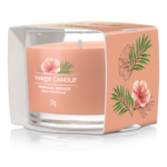 Verpackte Tropical Breeze Kerze mit floralem Design in Seitenansicht
