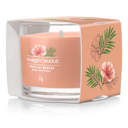 Verpackte Tropical Breeze Kerze mit floralem Design in Seitenansicht