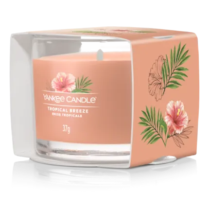 Verpackte Tropical Breeze Kerze mit floralem Design in Seitenansicht