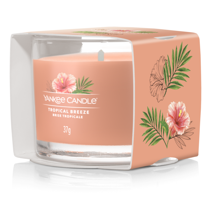 Verpackte Tropical Breeze Kerze mit floralem Design in Seitenansicht