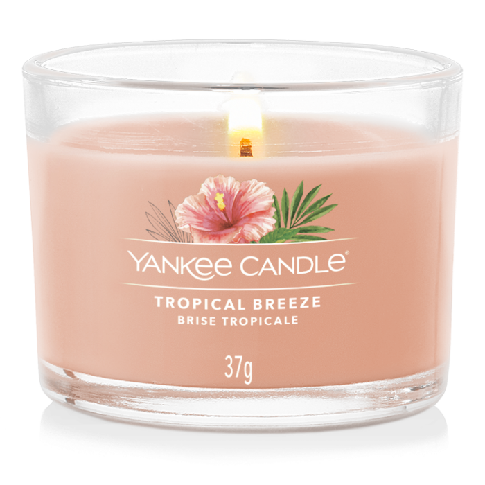 Tropical Breeze Kerze mit sichtbarer Flamme und Hibiskusmotiv