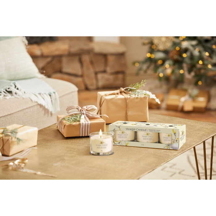 Brennende Yankee Candle Twinkling Lights Votivkerze neben Geschenkverpackung