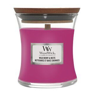 WoodWick Wild Berry & Beets Kerze frontal vor weißem Hintergrund