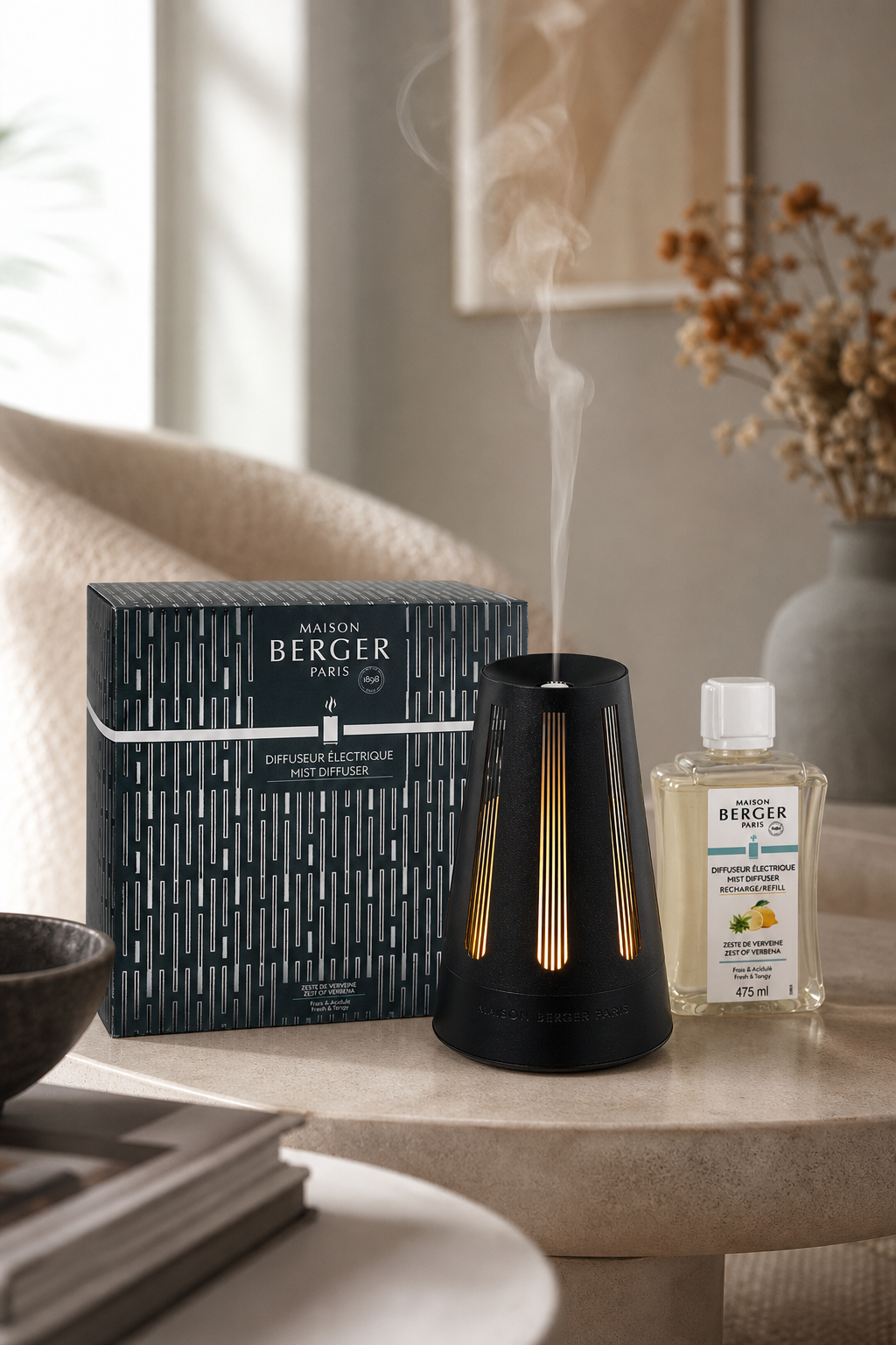 Aroma-Diffuser mit sichtbarem Dampf neben Verpackung und Nachfüllflasche