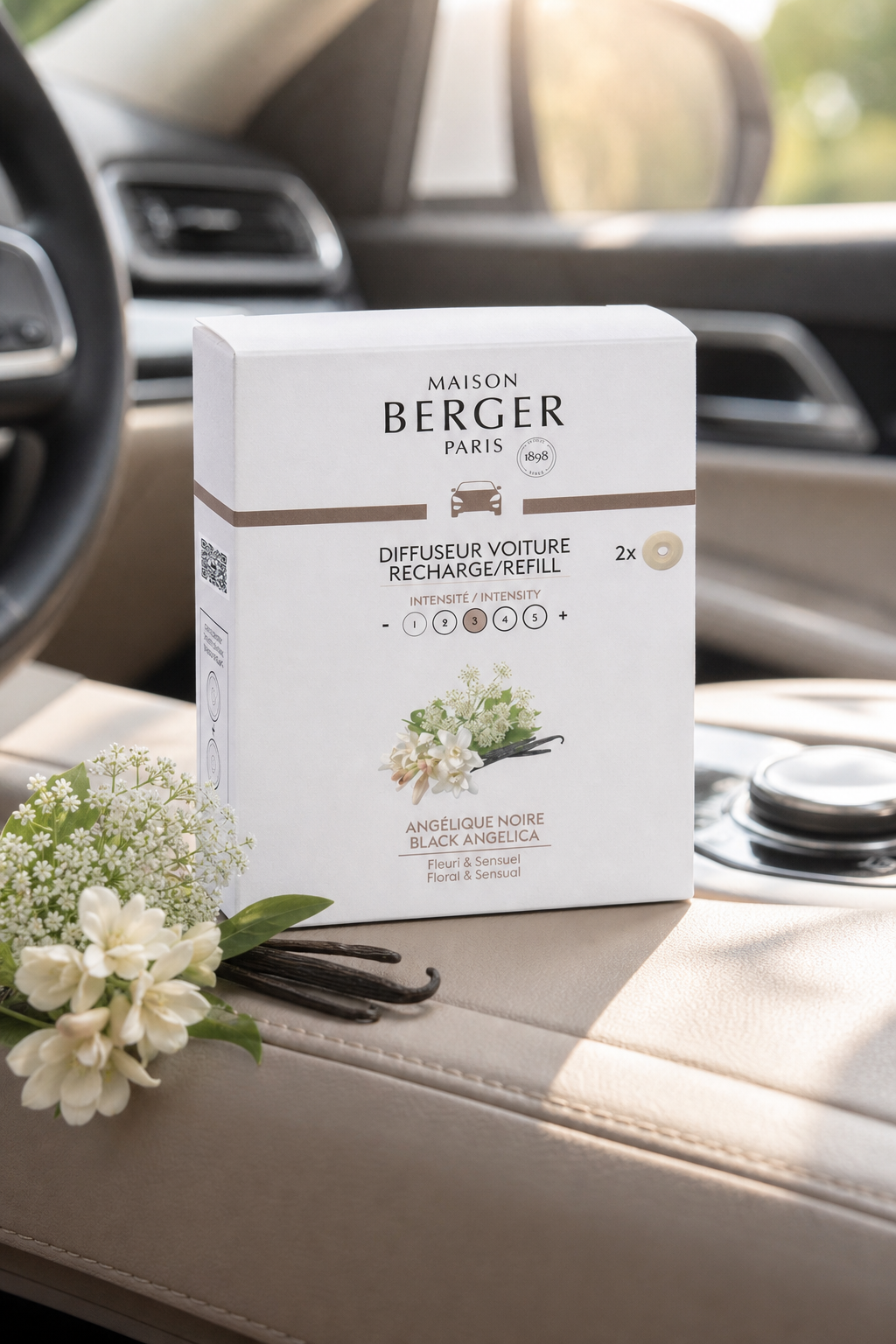 Maison Berger Paris Angélique Noire Verpackung liegt im Fahrzeuginnenraum