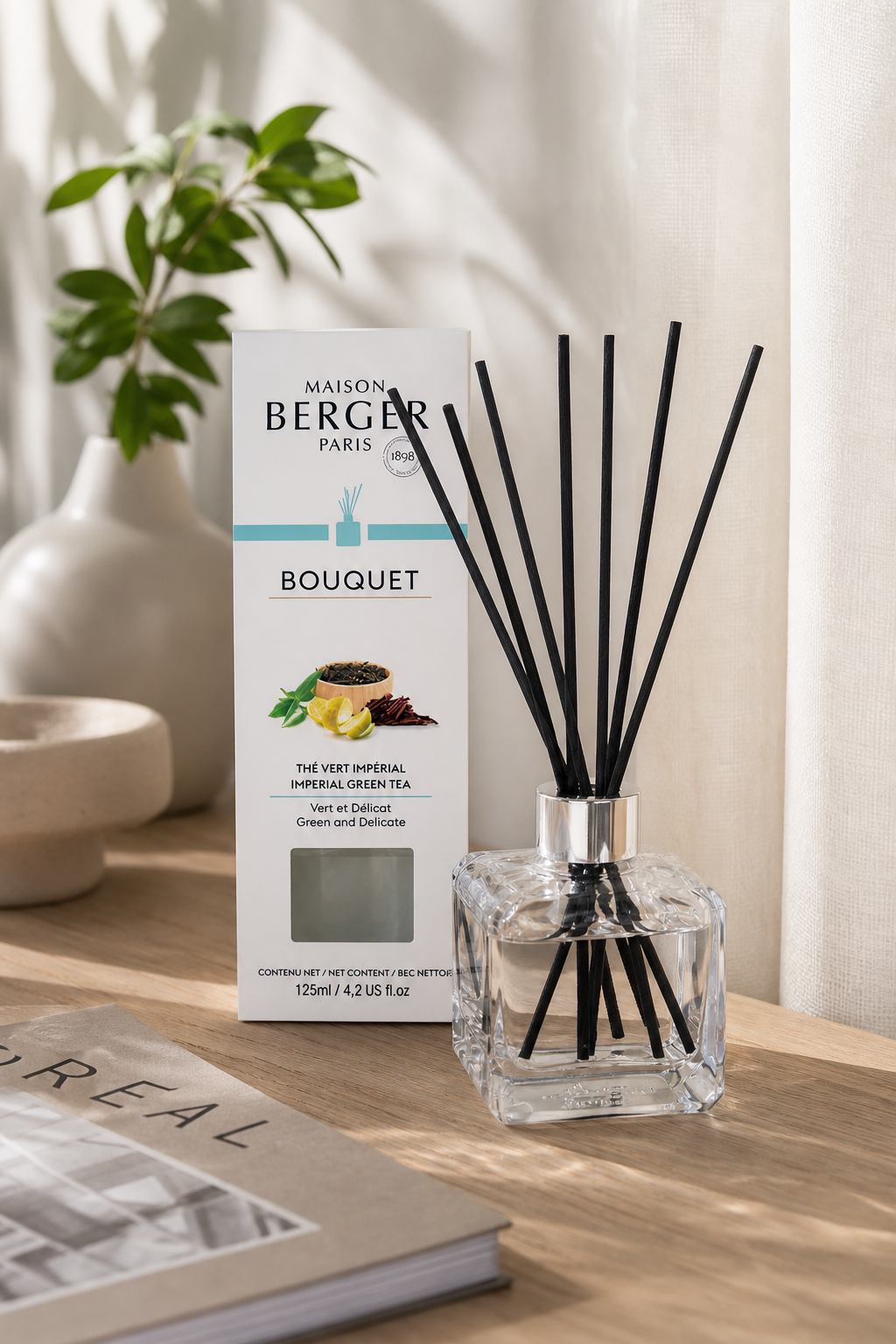 Maison Berger Paris Diffuser mit Verpackung und Duftstäbchen auf einem Tisch