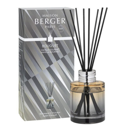 Raumduft-Diffuser mit schwarzen Stäbchen neben Maison Berger Paris Verpackung