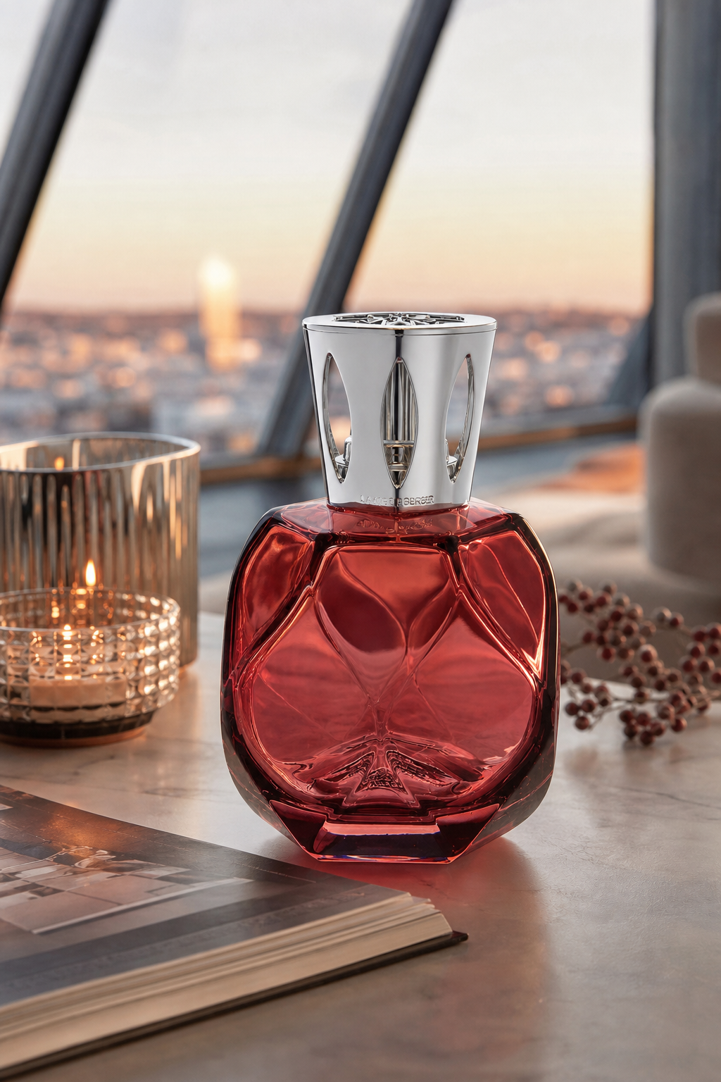 Rote Duftlampe steht auf einem Tisch vor einem Stadtpanorama